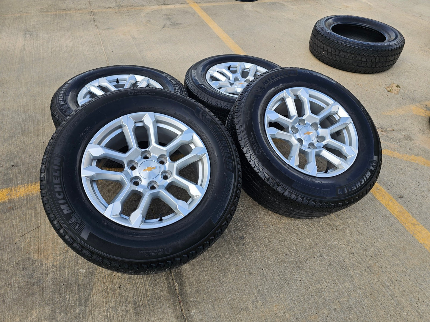 18" Chevy Silverado Suburban Tahoe OEM 14091 wheels rims GMC SET MICHELIN