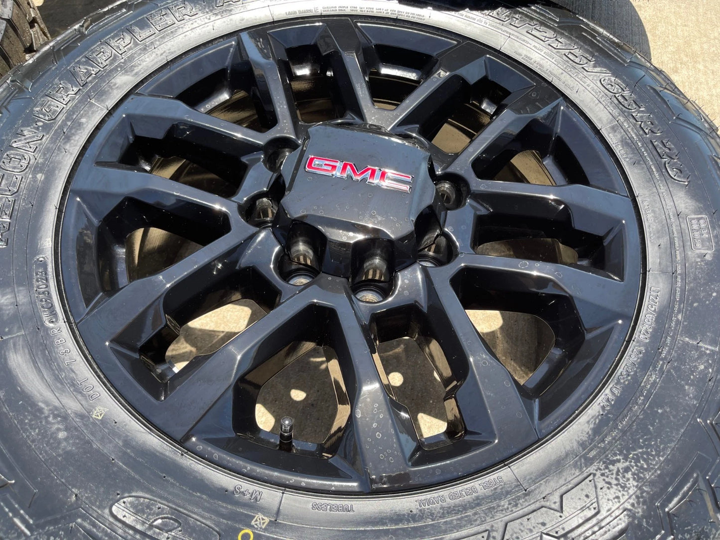 20" GMC AT4 Chevy Silverado Trail Boss 2500 87847207 OEM wheels rims NEW NITTO