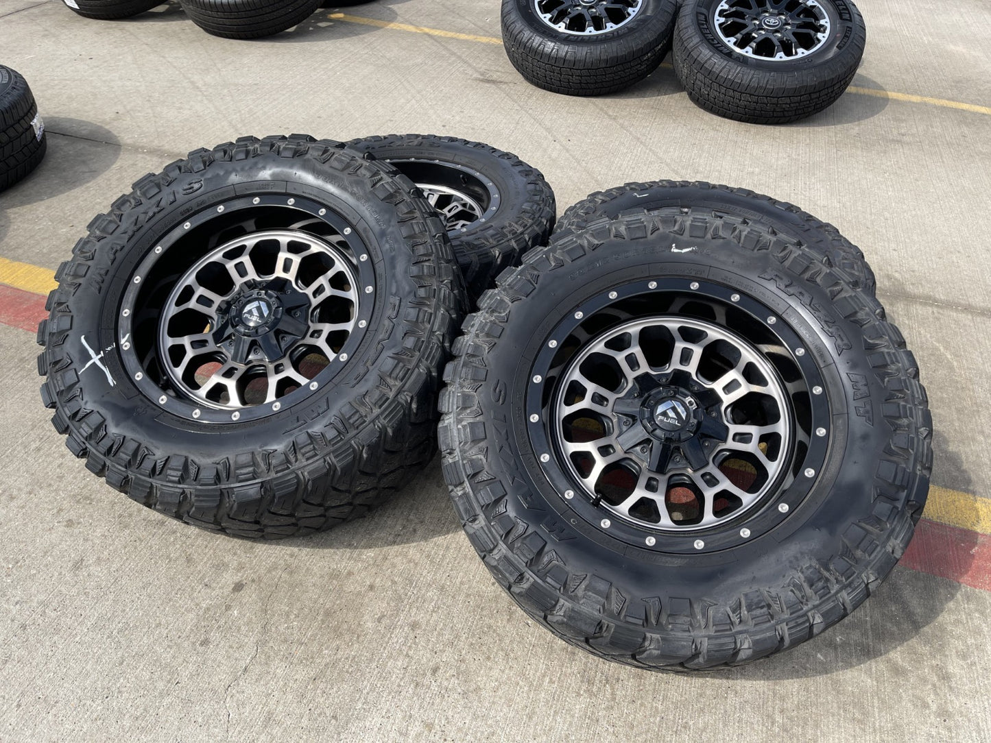 18" 18x9 Fuel Crush D561 Jeep Wrangler wheels rims 5x114.3 5x4.5 5x5 5x127 35"