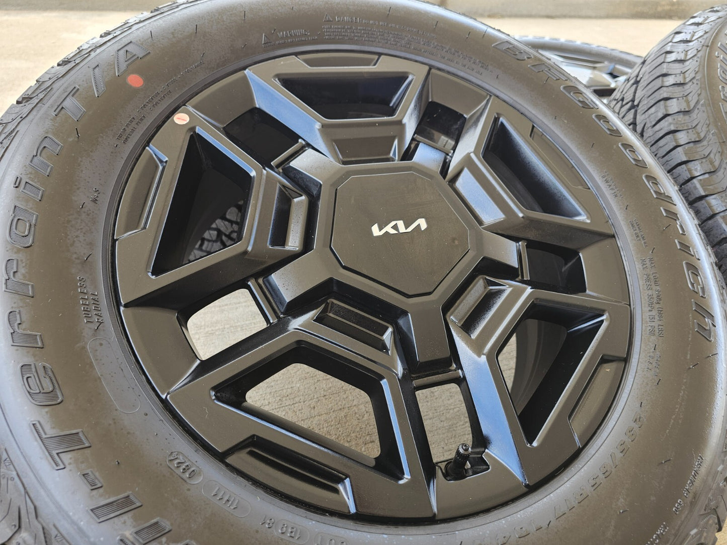 17" Kia Sorento X-PRO OEM wheels rims tires Telluride Sedona 2024 2025 NEW