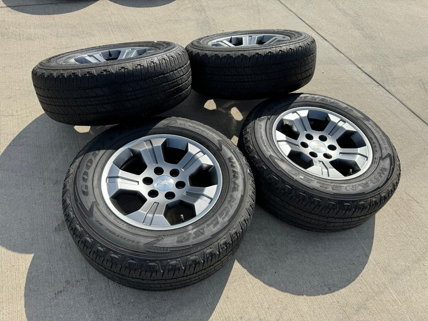 18" Chevy Tahoe Suburban GRAY Z71 OEM 5647 5753 wheels tires Silverado 1500