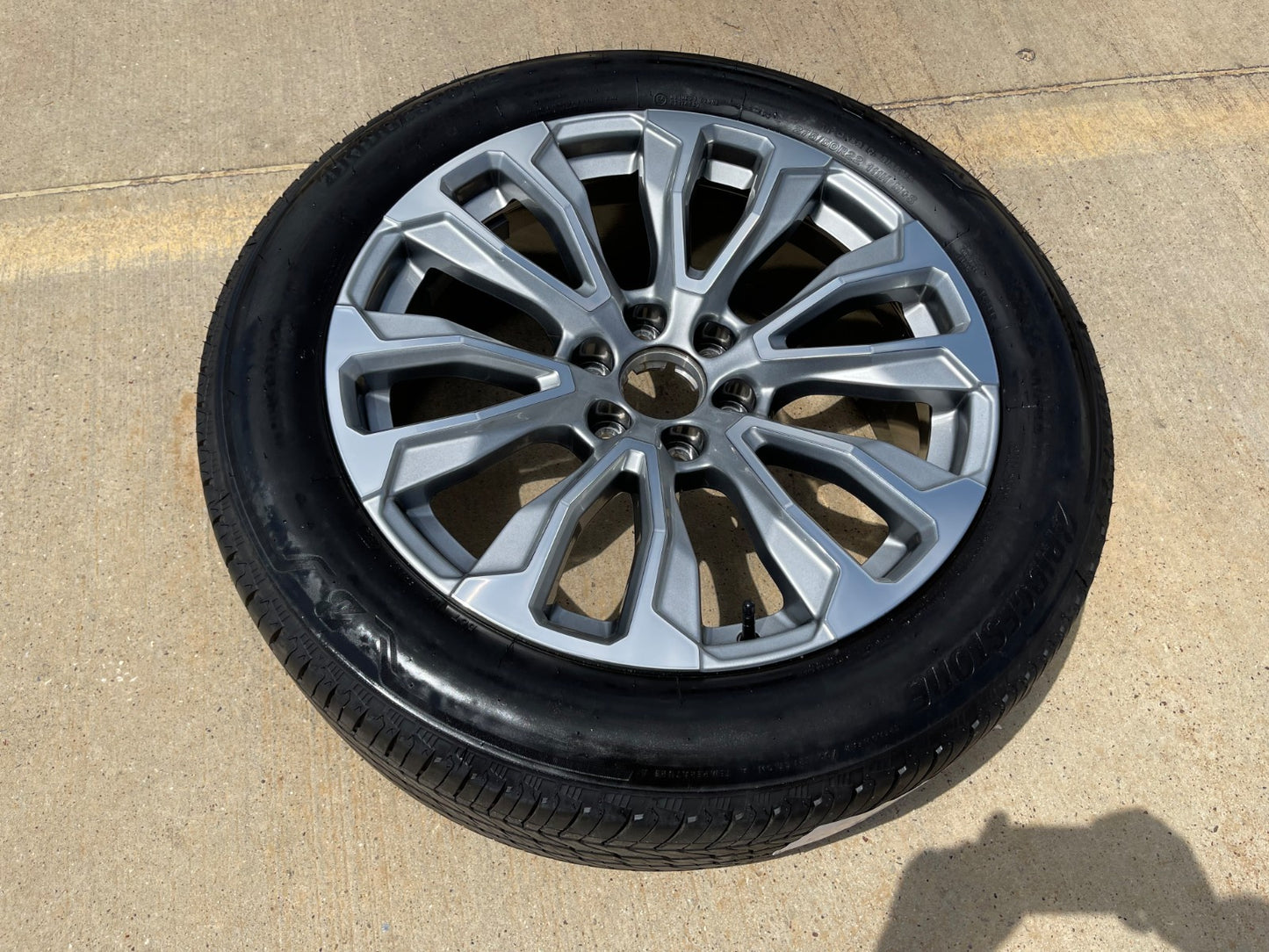 22" GMC Yukon Sierra DENALI OEM wheel rim 14025 97000 tire (1) spare BRIDGESTONE