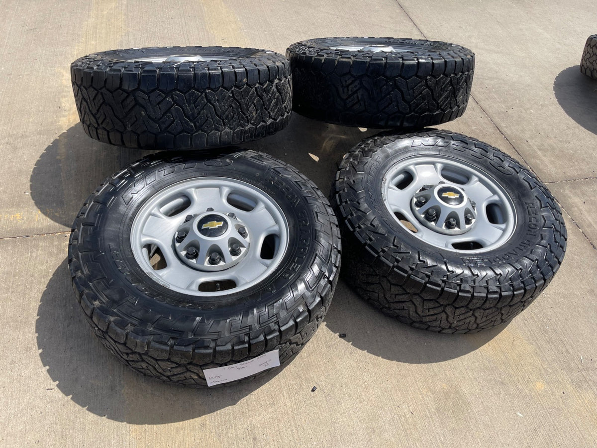 17" Chevy Silverado GMC Sierra 2500 OEM 8095 wheels rims SET tires NITRO 33"