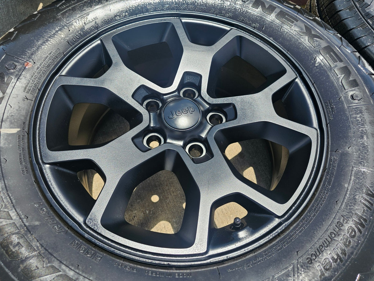 (1) 17" Jeep Wrangler Rubicon OEM 9218 wheel rim Gladiator tire NEXEN HTX2 NEW