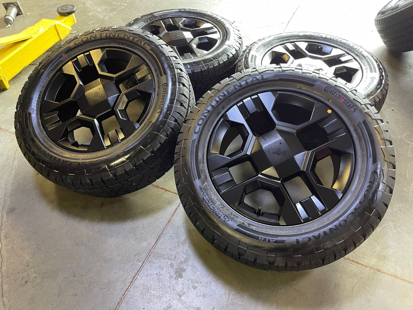 NEW 18" Kia Telluride X-PRO OEM wheels rims Sorento Sedona CONTINENTAL 2026 2027