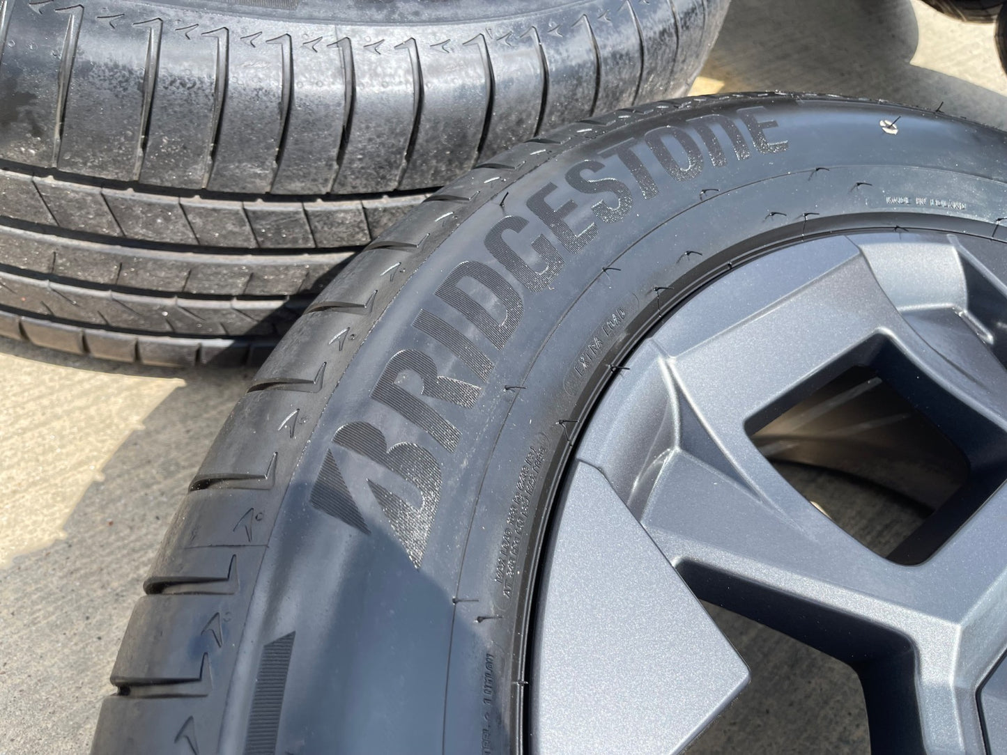 19" Kia Telluride Sorento OEM wheels rims 95983 tires Carnival BRIDGESTONE SET