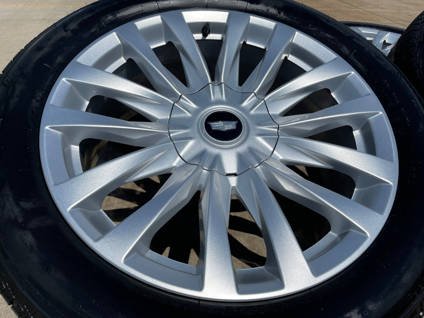 22" Cadillac Escalade Platinum OEM wheels rims 95026 4873 tires 2025 2026 NEW