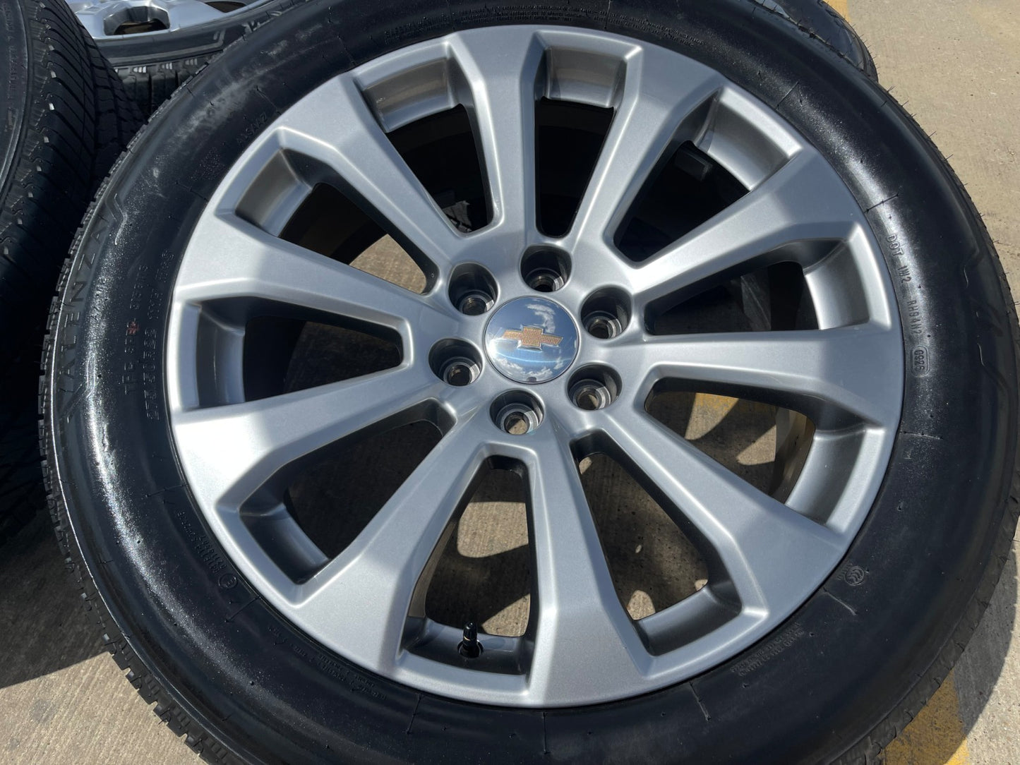 22" Chevy Silverado High Country OEM 5922 wheels rims Tahoe BRIDGESTONE SET