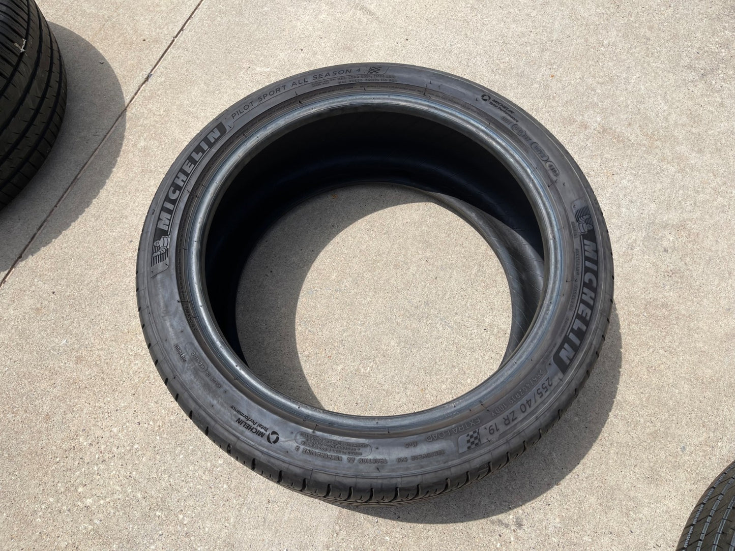 (1) 255/40/19 Michelin Pilot A/S All Season 4 100Y XL 255/40R19 tire