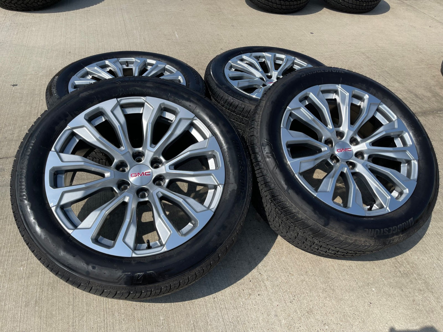 22" GMC Yukon Sierra DENALI OEM wheel rim 14025 97000 tire (1) spare BRIDGESTONE