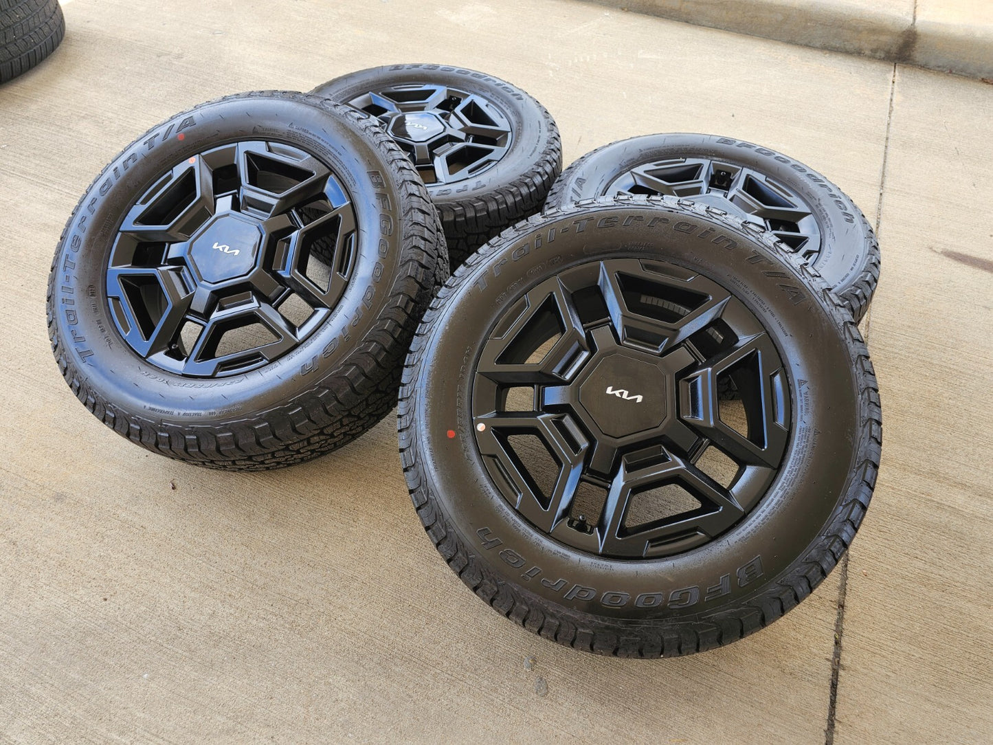 17" Kia Sorento X-PRO OEM wheels rims tires Telluride Sedona 2024 2025 NEW