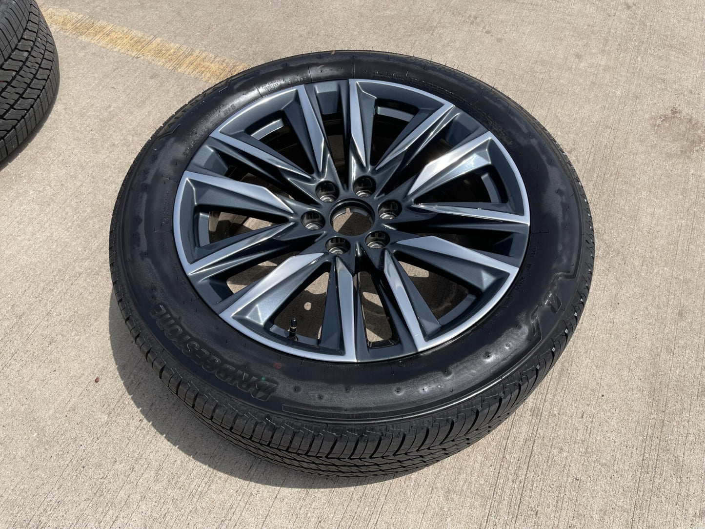 (1) 22" Cadillac Escalade OEM Platinum 4869 95028 wheel rim 2022 2023 2024 2025