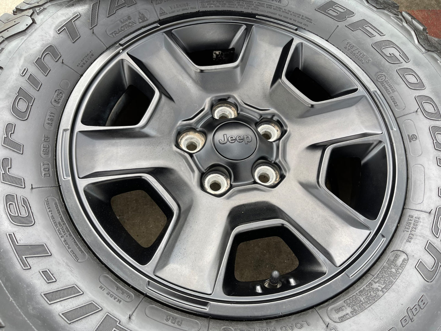 17" Jeep Wrangler Rubicon OEM 9260 wheels rims Gladiator tires BFG KO2 A/T 33"