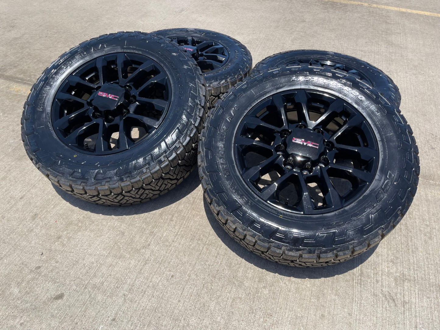 20" GMC AT4 Chevy Silverado Trail Boss 2500 87847207 OEM wheels rims NEW NITTO