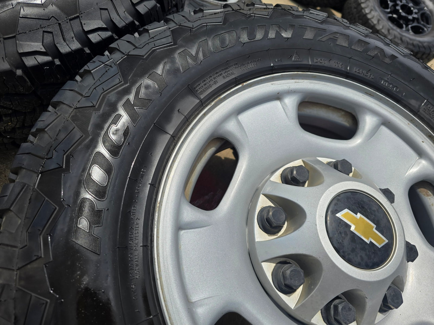 17" Chevy Silverado GMC Sierra 2500 OEM 8095 wheels rims tires A/T GREAT TREAD!!