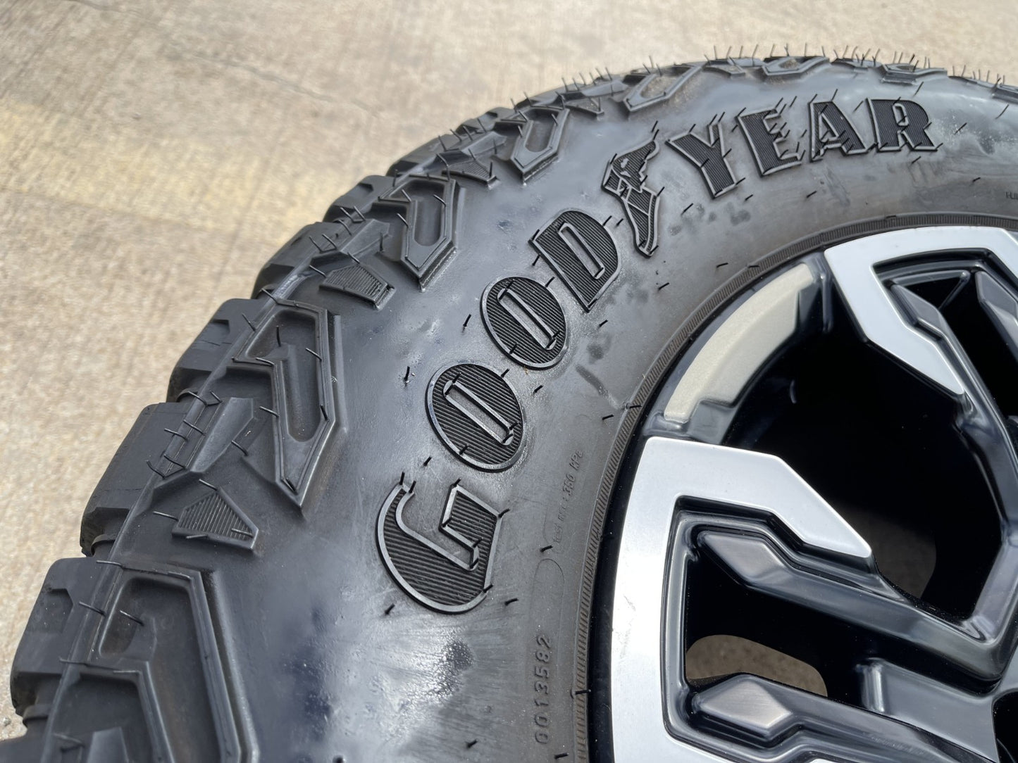 18" Chevy Silverado ZR2 Tahoe TRAIL BOSS Sierra OEM 95415 wheel rim GOODYEAR