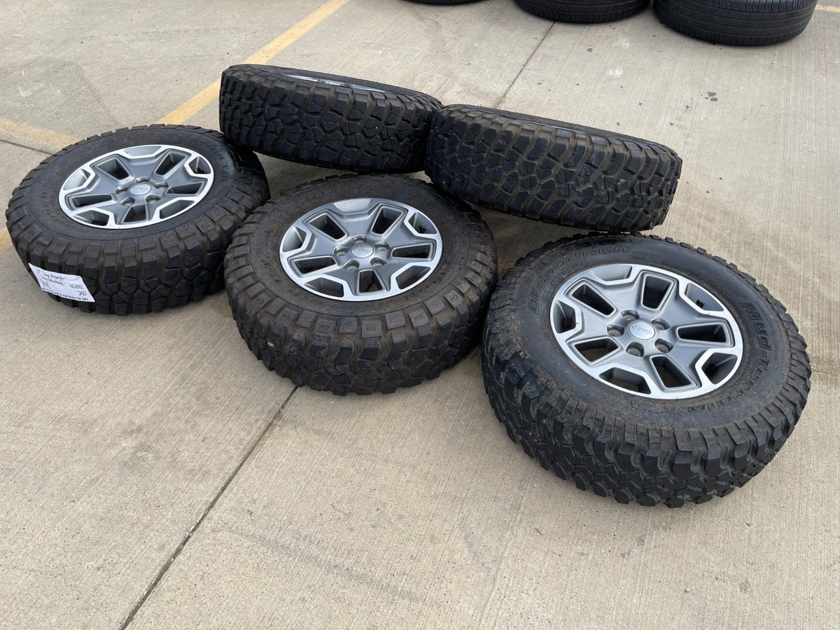 17" Jeep Wrangler Rubicon OEM 9118 wheels rims Gladiator BFG KM M/T SET