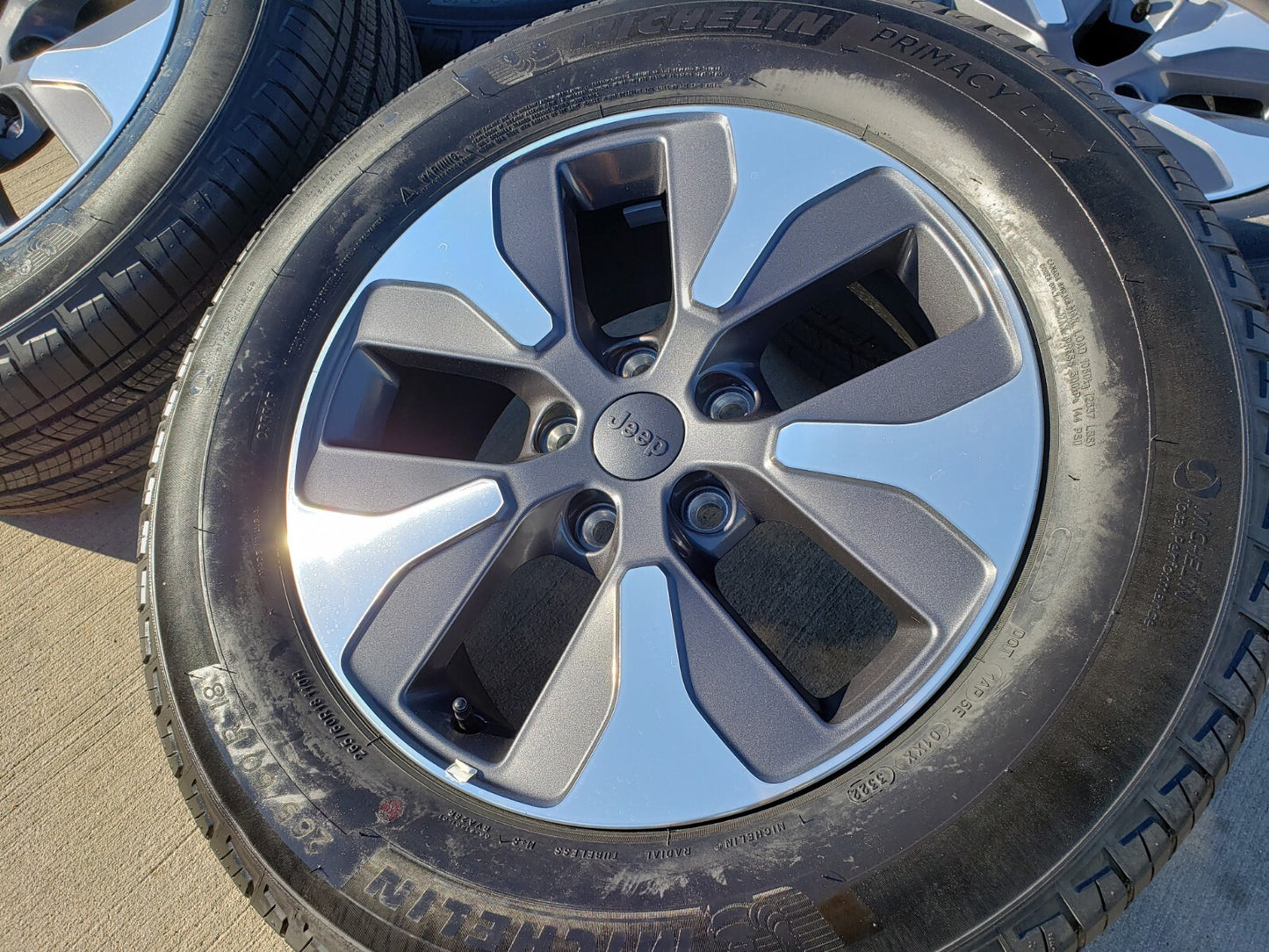 18" Jeep Grand Cherokee L OEM wheels rims 9308 Durango tires MICHELIN