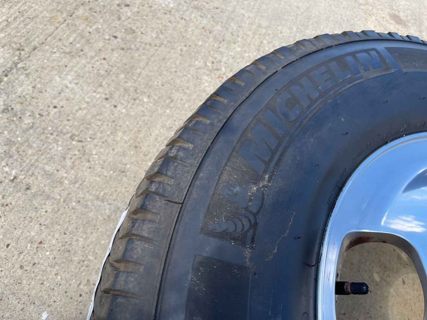 17" Ford F-350 Dually OEM 10477 rim wheel tire MICHELIN A/T2 spare single