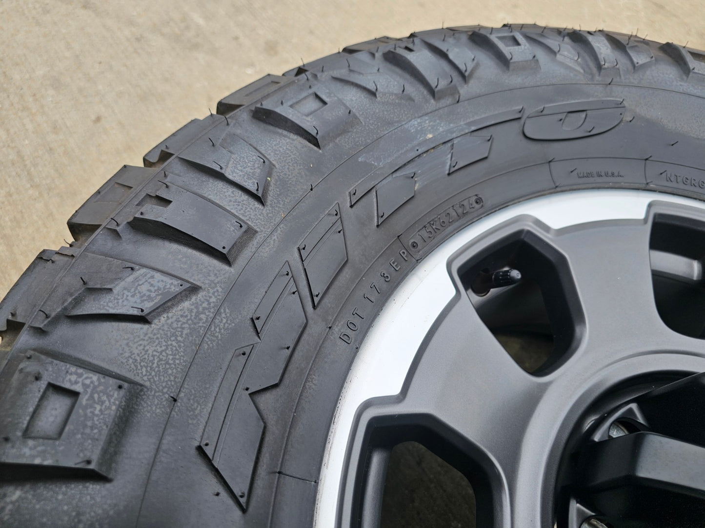 18" Ford F-250 F-350 OEM TREMOR rims wheels 10482 tires NITRO 35"