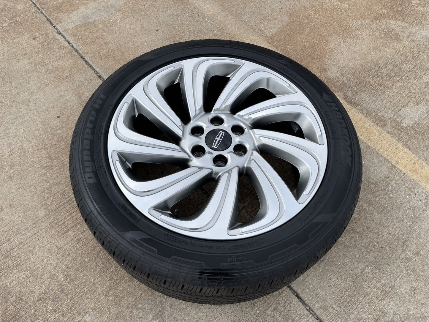 (1) 22" Lincoln Navigator BLACK LABEL OEM 10497 rim wheel 2022 2023 2024 HANKOOK