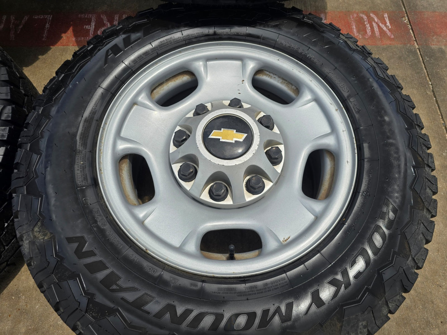 17" Chevy Silverado GMC Sierra 2500 OEM 8095 wheels rims tires A/T GREAT TREAD!!