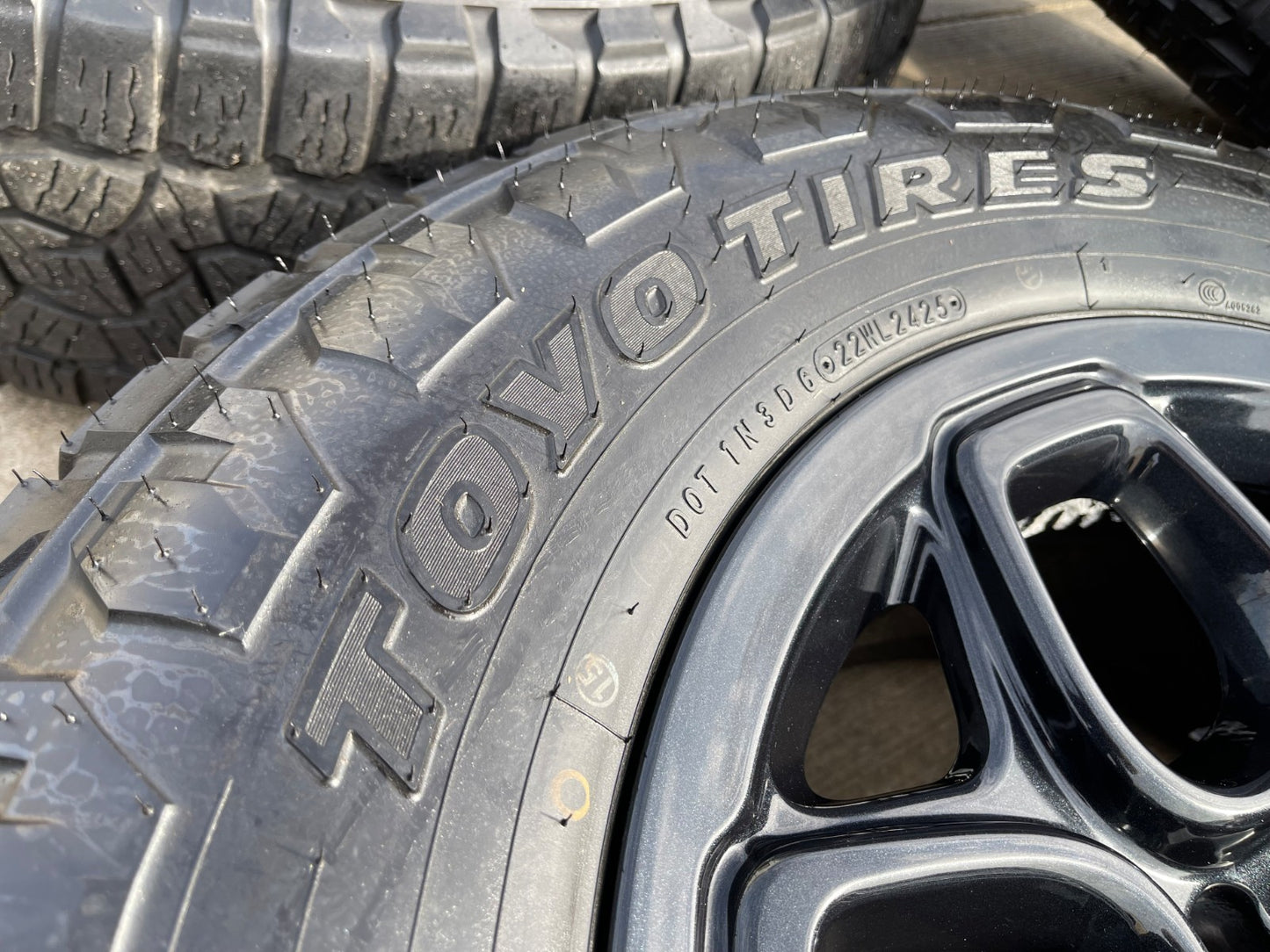 (5) 18" AEV SALTA GMC Sierra AT4X Chevy Silverado OEM rims wheels TOYO A/T3