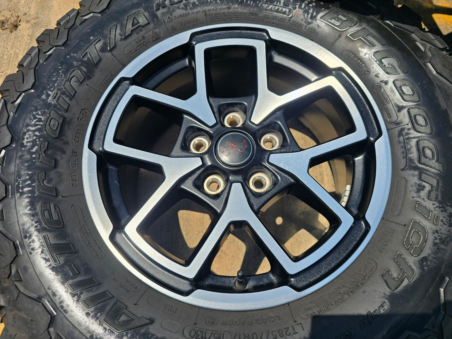 17" Jeep Wrangler Rubicon OEM 95730 9327 wheels rims Gladiator BFG KO2 A/T 33"