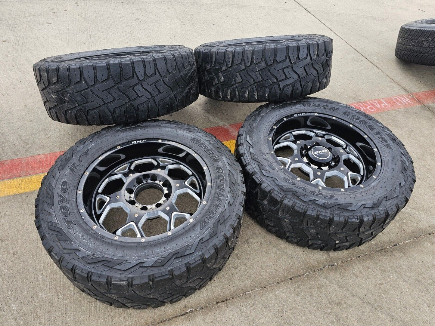 20x12 Moto Metal MO985 Chevy Dodge Ram 2500 3500 wheels rims 8x165 8x6.5 37"
