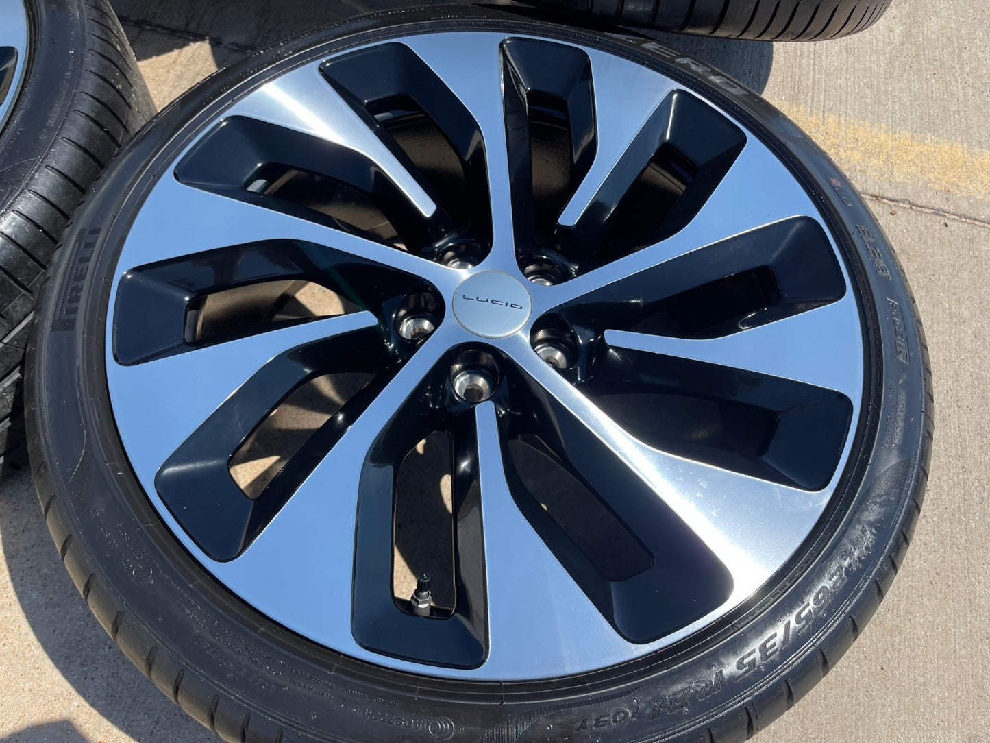 21" Lucid Air Grand Touring OEM 95542 95543 wheels rims black tires PIRELLI NEW
