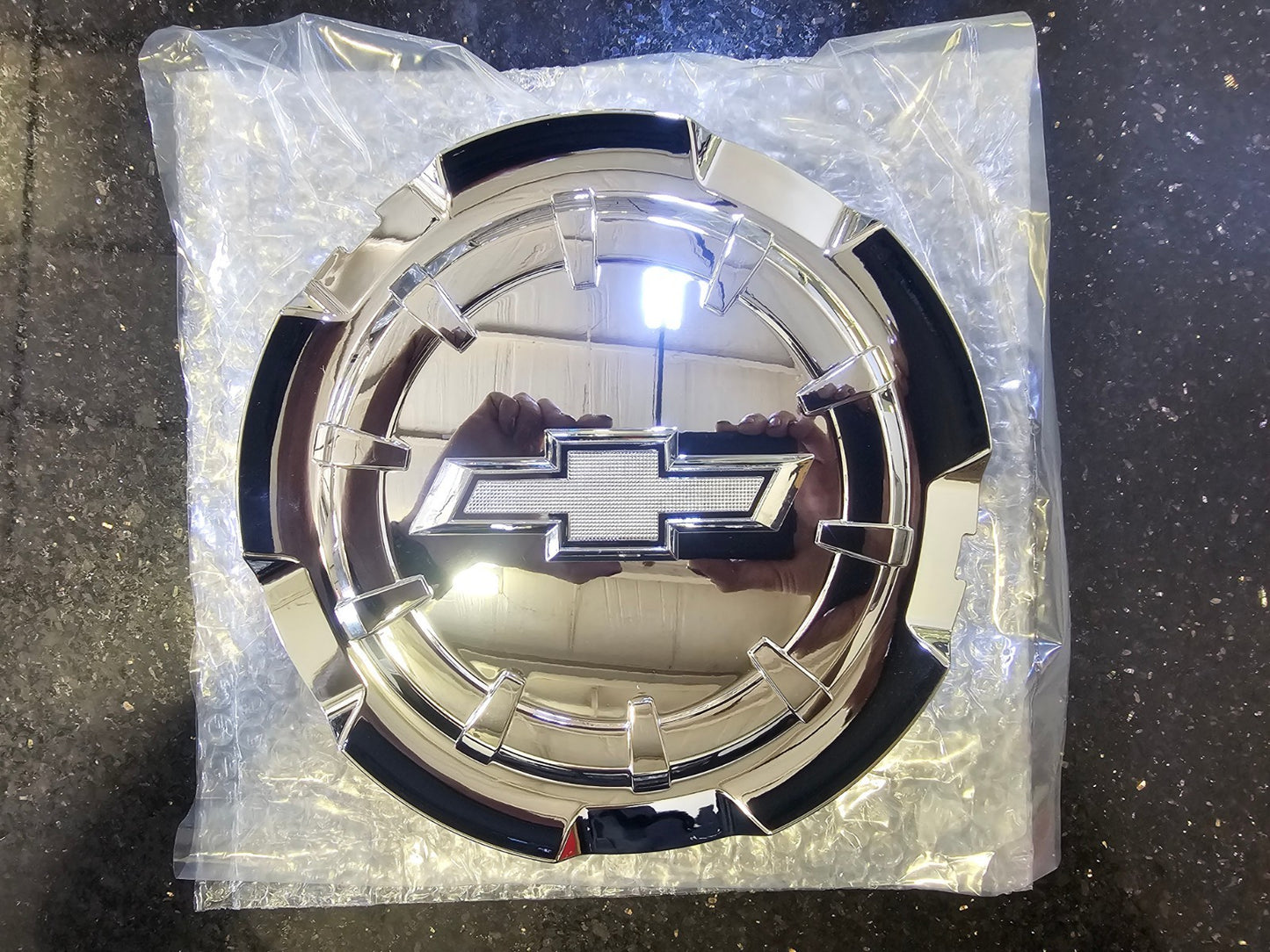 (1) 8" Chevy Silverado 1500 Tahoe Suburban OEM Replica center cap C5651
