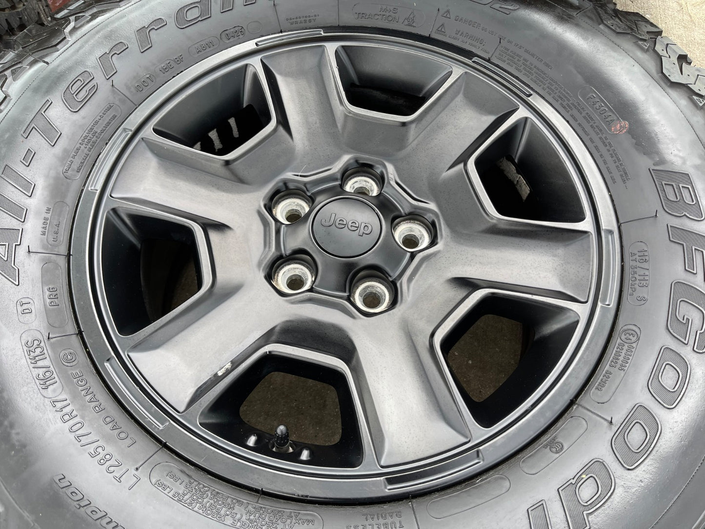 17" Jeep Wrangler Rubicon OEM 9260 wheels rims Gladiator tires BFG KO2 A/T 33"