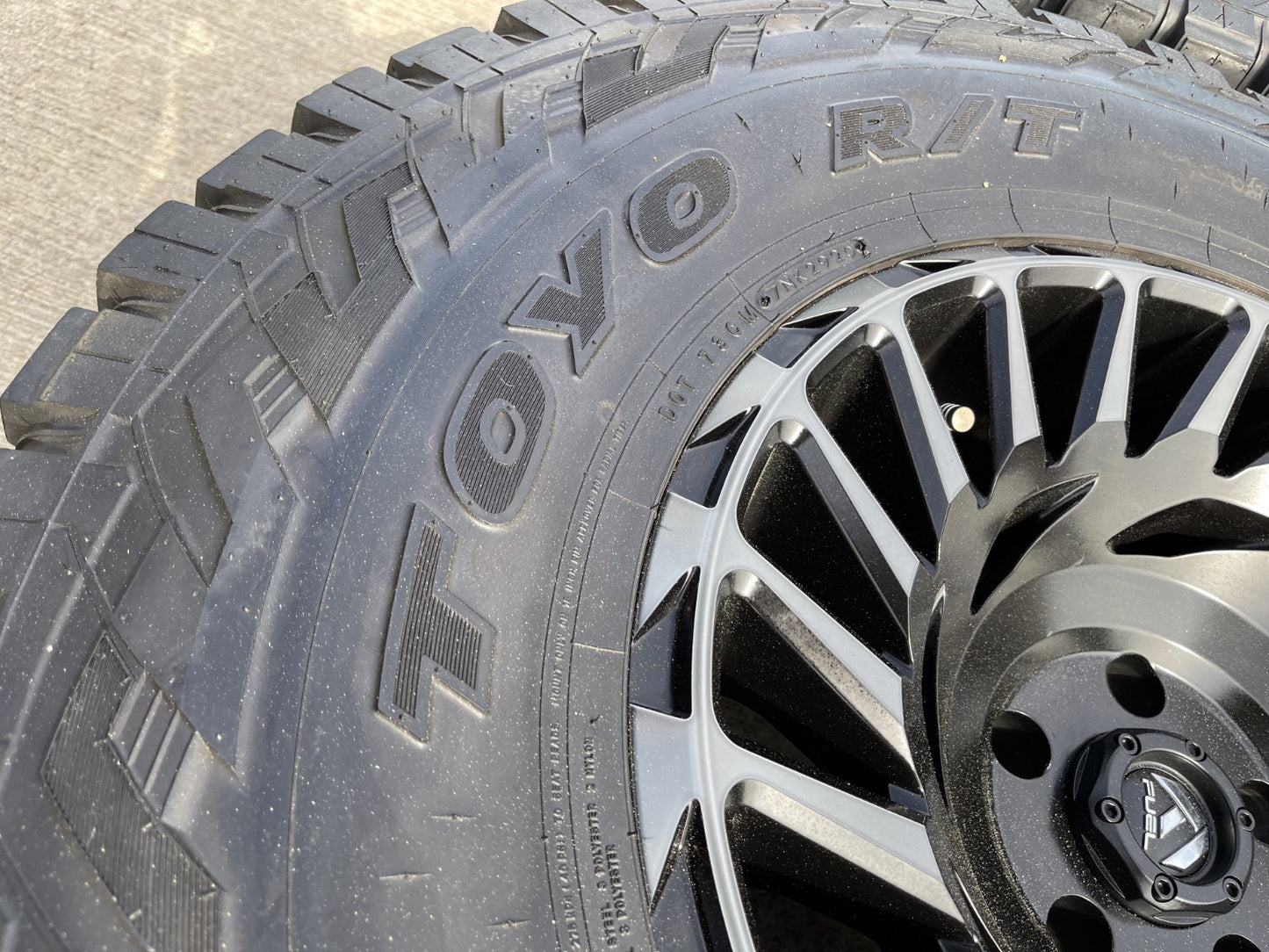 18" 18x10 Fuel CYCLONE D683 Jeep Wrangler wheels rims 5x5 5x127 TOYO R/T 37"
