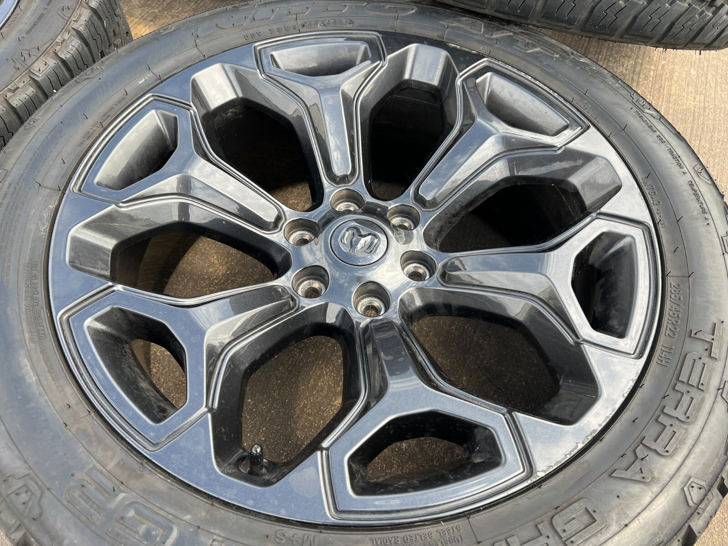 22" Dodge Ram 1500 OEM Laramie wheels LIMITED Gray 2685 2727 tires