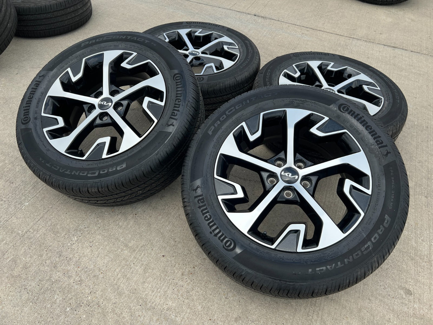 18" Kia Sportage Telluride OEM wheels rims tires 95386 Sorento Sedona