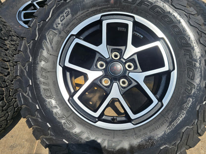 17" Jeep Wrangler Rubicon OEM 95730 9327 wheels rims Gladiator BFG KO2 A/T 33"
