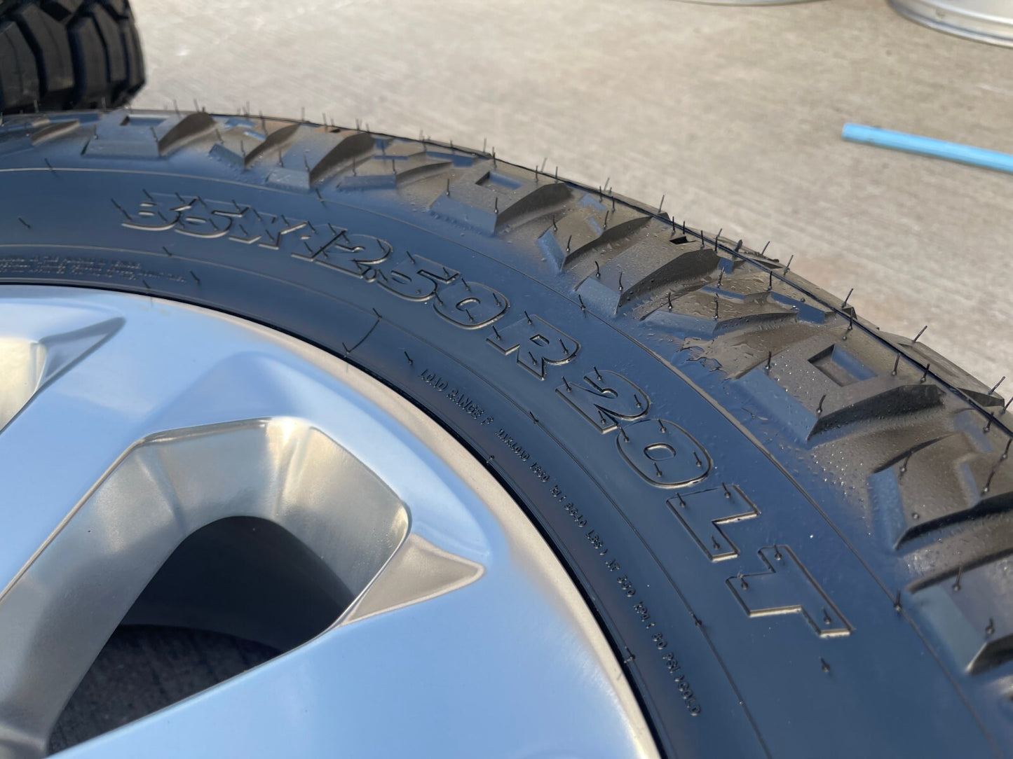 20" Dodge Ram 2500 3500 LARAMIE OEM 2700 wheels rims 2025 2026 NEW 35" NITTO