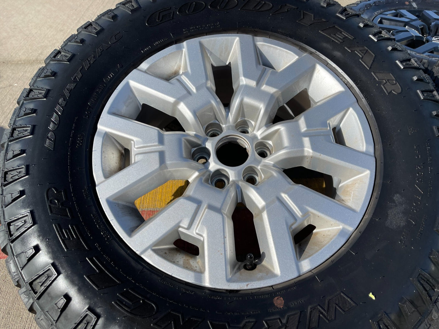 17" Nissan Frontier OEM Desert Runner 62832 wheels rims tires DURATRAC A/T