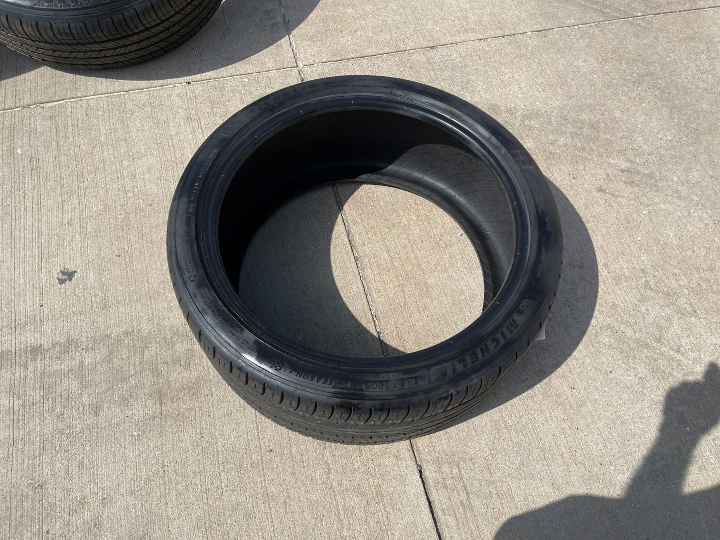 (1) 255/35/20 Michelin Pilot Sport A/S 4 All Season 98Y XL 255/35R20 tire