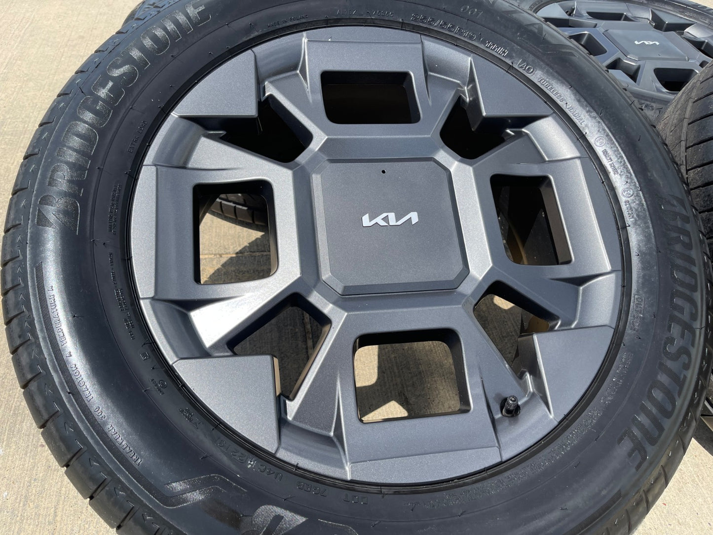19" Kia Telluride Sorento OEM wheels rims 95983 tires Carnival BRIDGESTONE SET