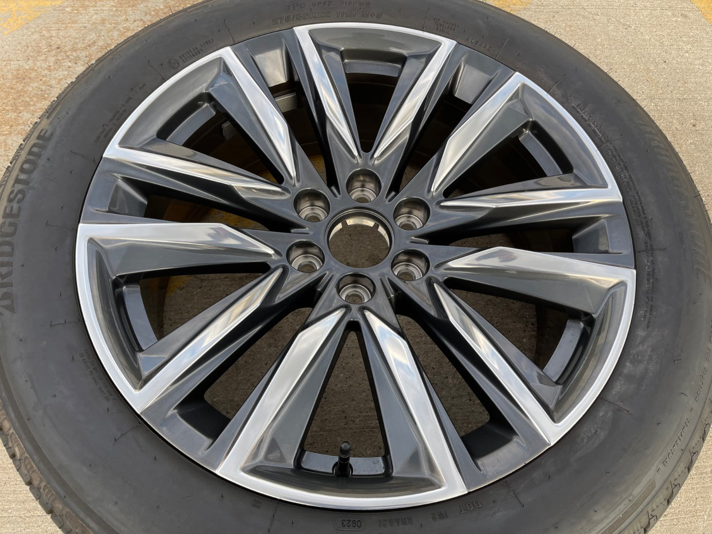 (1) 22" Cadillac Escalade OEM Platinum 4869 95028 wheel rim 2023 2024 2025 2026
