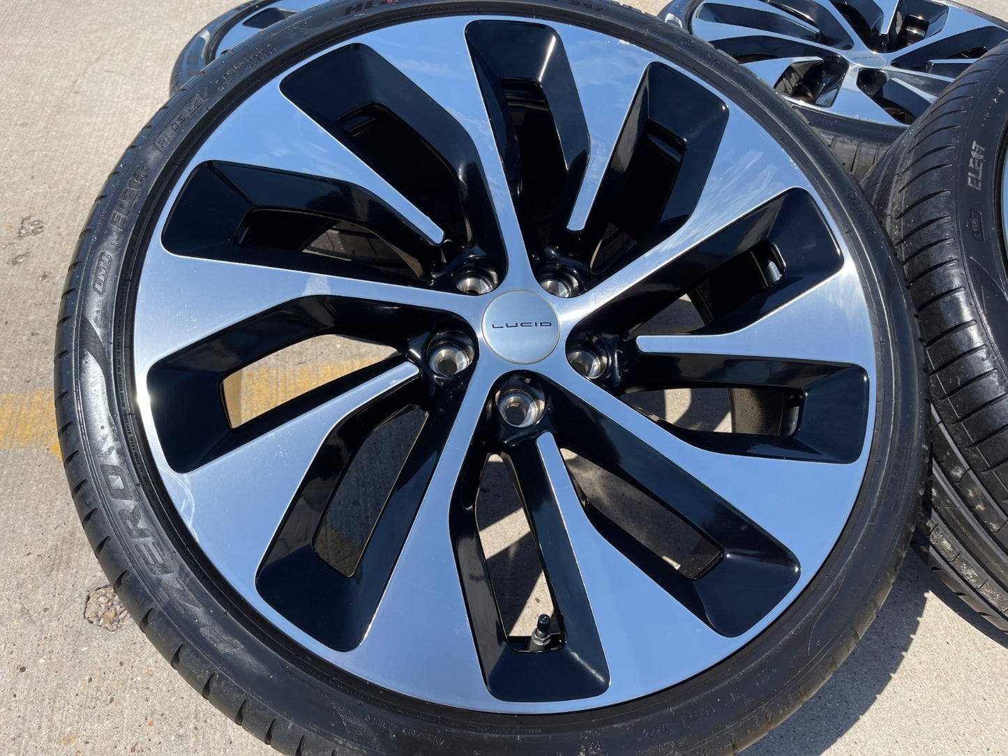 21" Lucid Air Grand Touring OEM 95542 95543 wheels rims black tires PIRELLI