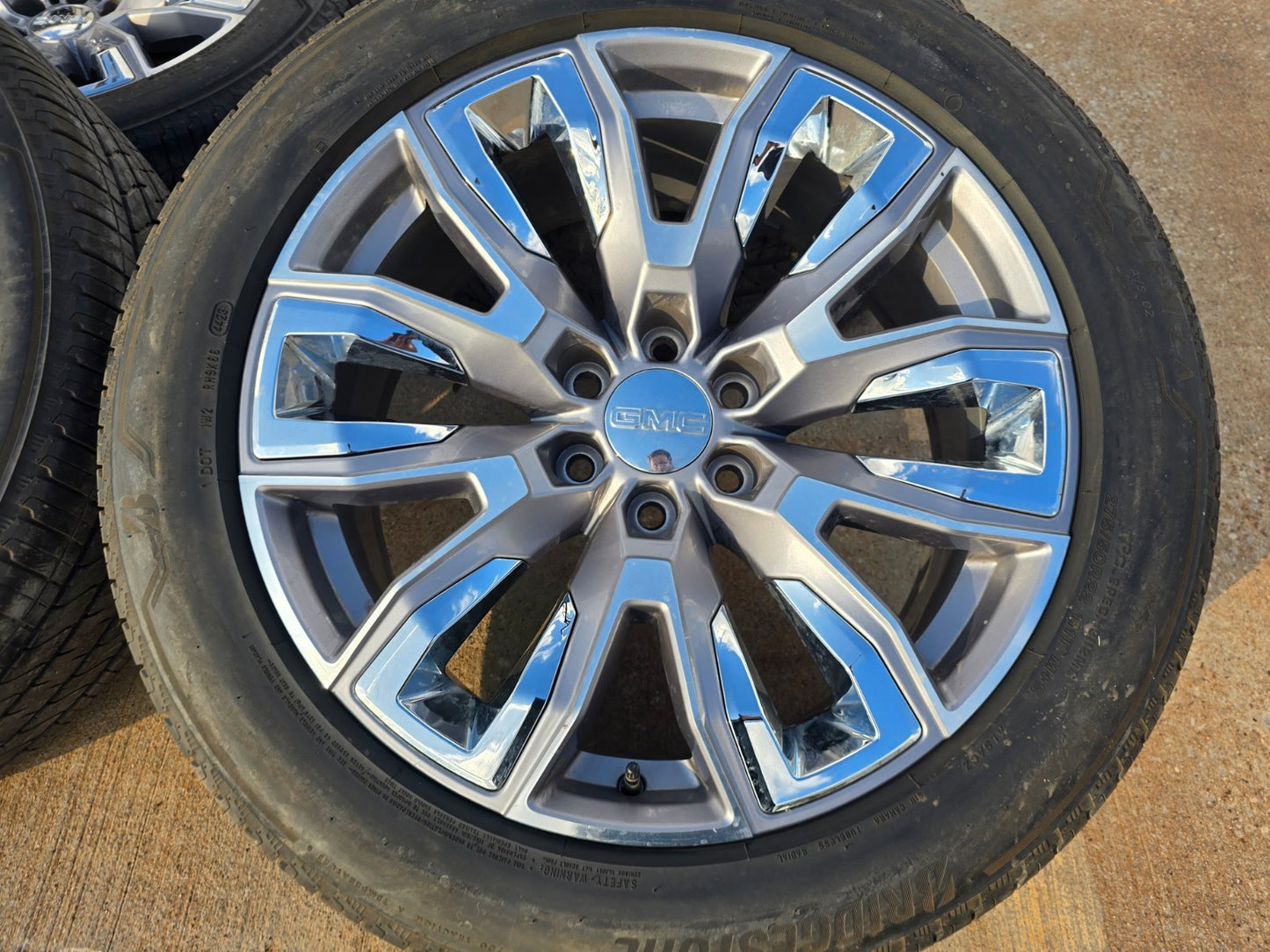 (1) 22" GMC Yukon Chevy Tahoe Escalade OEM chrome 95513 wheel rim BRIDGESTONE