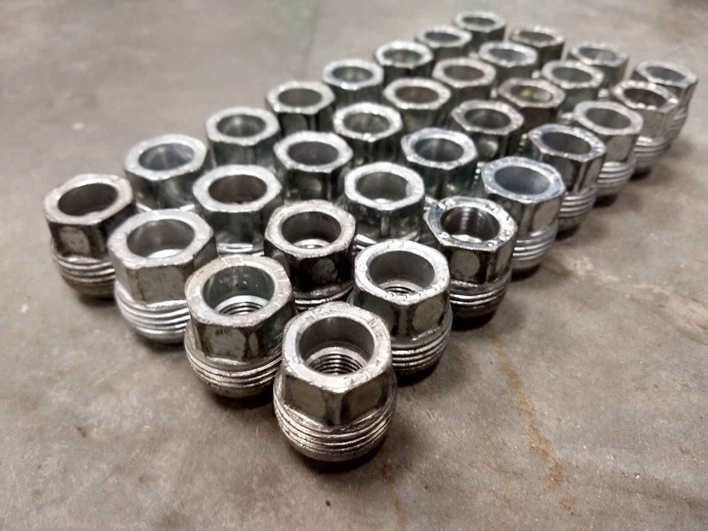 (32) OEM GM lug nuts open end threaded 2500 3500 Chevy Silverado GMC 14x1.5