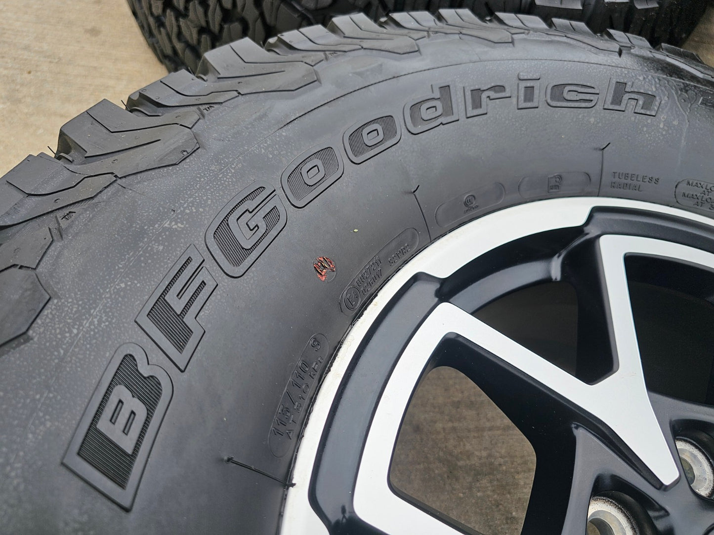 17" Jeep Wrangler Rubicon OEM 95730 9327 wheels rims Gladiator BFG KO2 A/T 35"