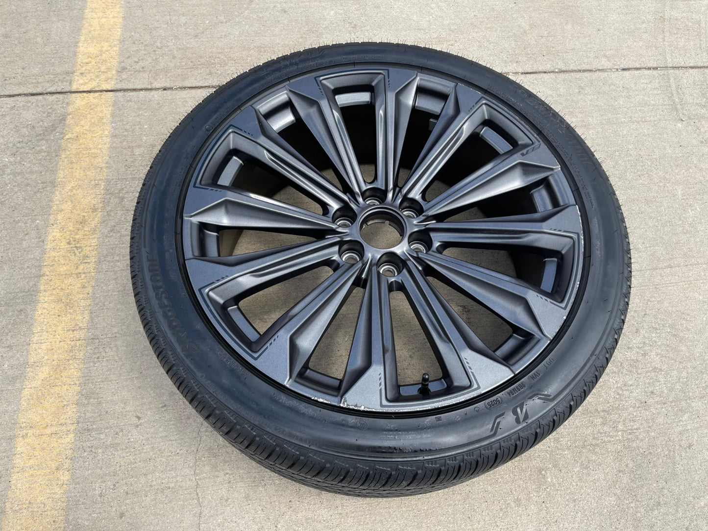(1) 24" Cadillac Escalade V OEM 84949597 wheel rim tire 2025 2026 2027