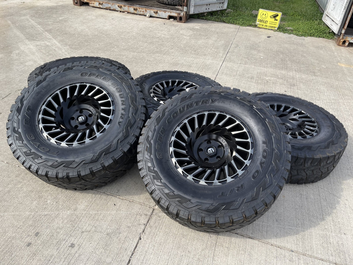 18" 18x10 Fuel CYCLONE D683 Jeep Wrangler wheels rims 5x5 5x127 TOYO R/T 37"