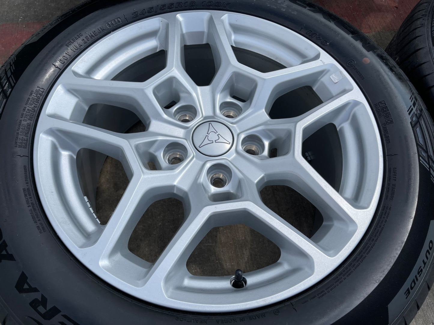 (1) 18" Dodge Charger DAYTONA Challenger EV OEM wheel rim tire