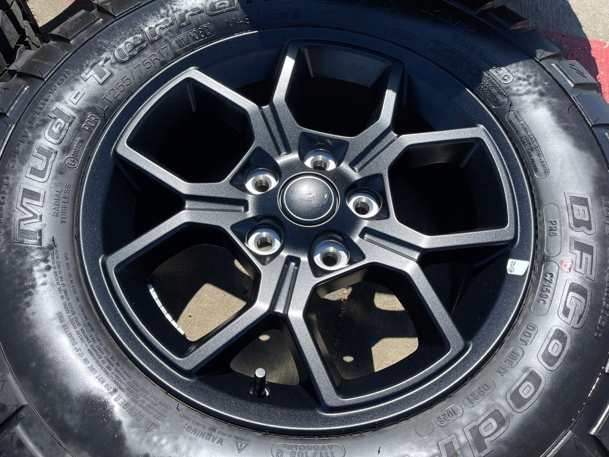 17" Jeep Wrangler Rubicon OEM 95729 wheels rims Gladiator BFG KM2 M/T SET NEW