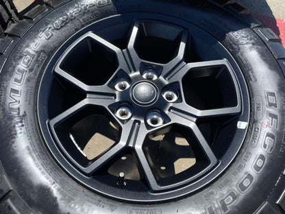 17" Jeep Wrangler Rubicon OEM 95729 wheels rims Gladiator BFG KM2 M/T SET NEW